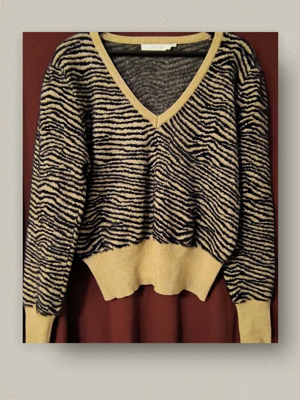 ASTR The Label Black Tan Wavy Striped V-Neck Sweater Size Large